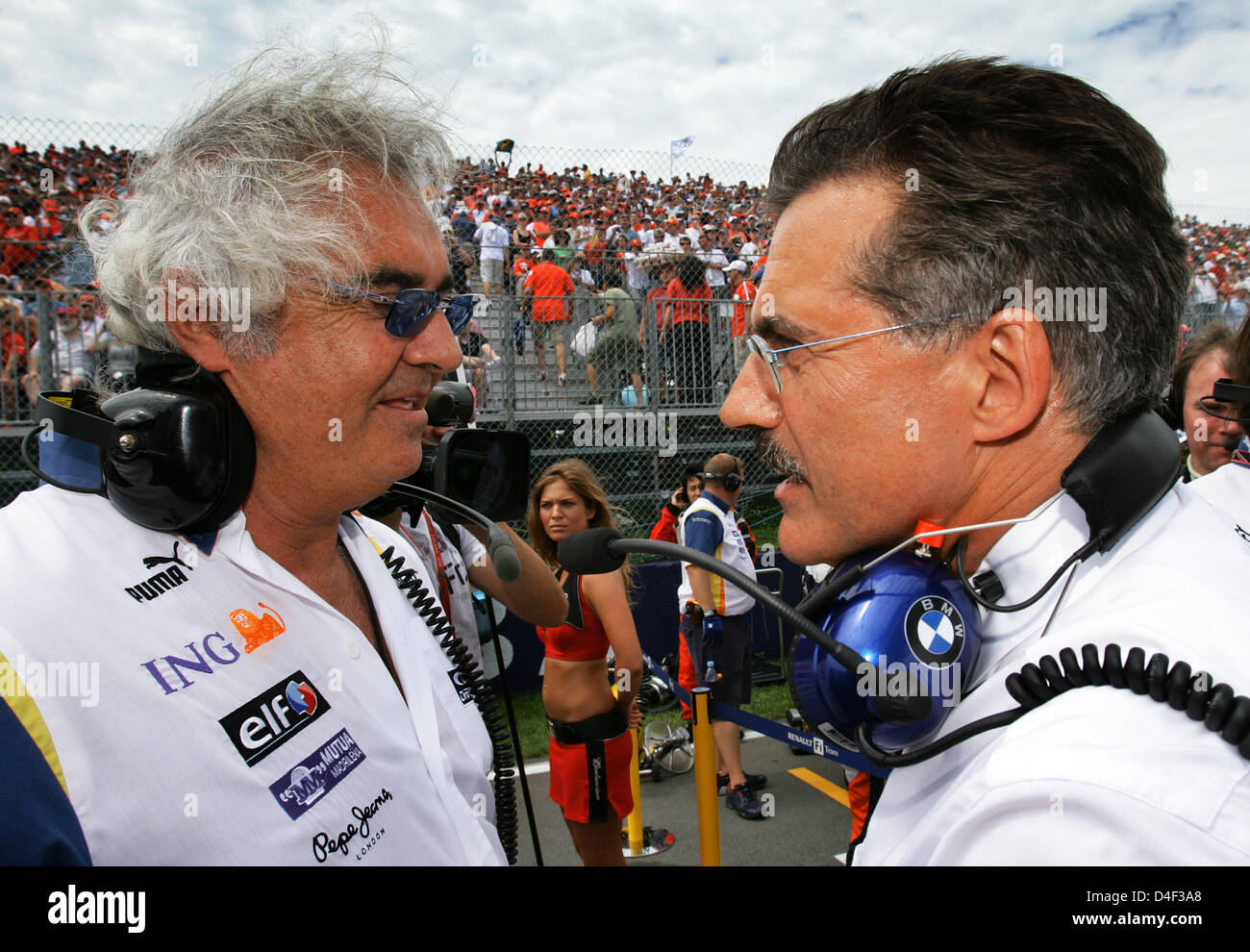 Il tedesco Mario Theissen (R); direttore di BMW Motorsport di BMW Sauber colloqui con l'italiano Flavio Briatore (L); il direttore del team di Renault sulla griglia di partenza prima del Gran Premio del Canada, domenica 08 giugno 2008 a Montreal, Canada. Foto: Jens Buettner +++###dpa###+++ Foto Stock