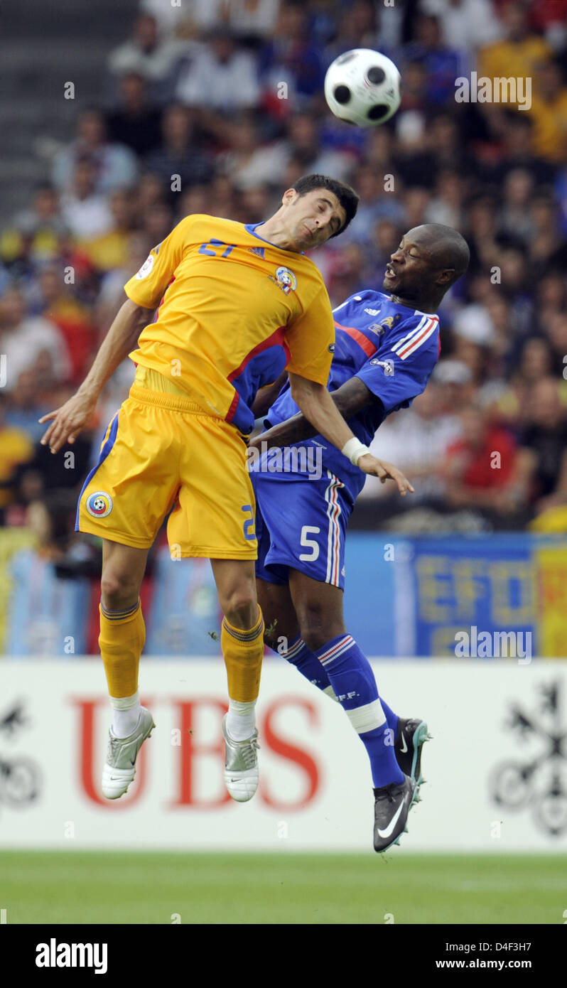 Daniel Niculae (L) della Romania il sistema VIES con William Gallas della Francia durante l'EURO 2008 Turno preliminare gruppo C match tra la Romania e la Francia al Letzigrund a Zurigo, Svizzera, 09 giugno 2008. Foto: Pietro Kneffel +si prega di notare che la UEFA restrizioni soprattutto in materia di presentazione di diapositive e 'No Mobile Services"+ +++###dpa###+++ Foto Stock