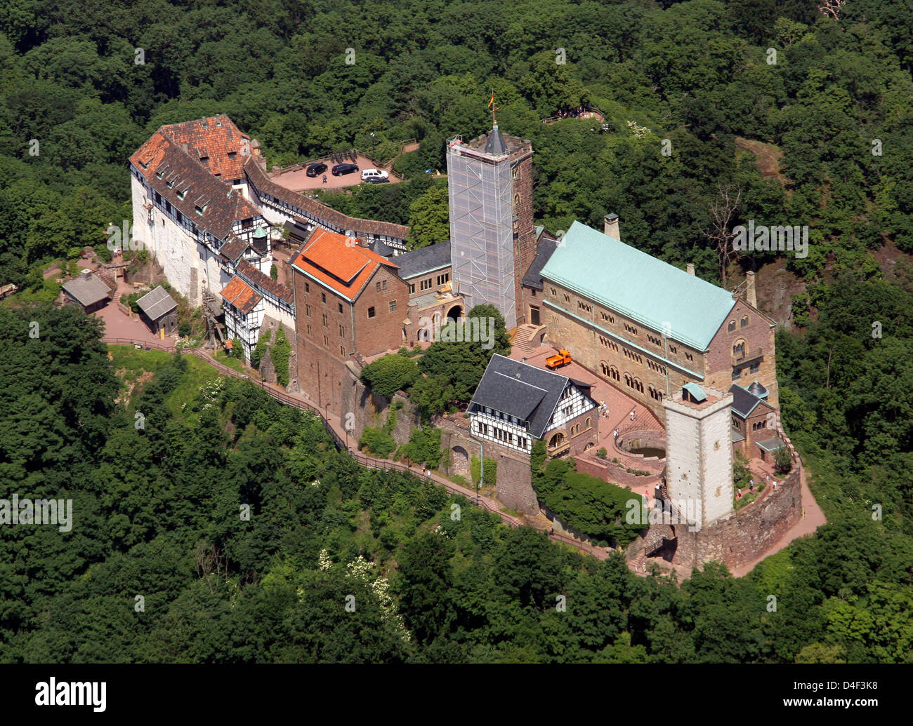 Vista aerea sul castello di Wartburg nei pressi di Eisenach, Germania, 09 giugno 2008. Riformatore tedesco Martin Lutero alloggiato al Wartburg incognito come Junker Joerg da maggio 1521 a marzo 1522 per tradurre la bibbia del Nuovo Testamento dal greco originale in tedesco. La casa di Lutero è uno di una dozzina di musei che partecipano alla cosiddetta riforma decennio 2008-2017 con mostre, concerti Foto Stock