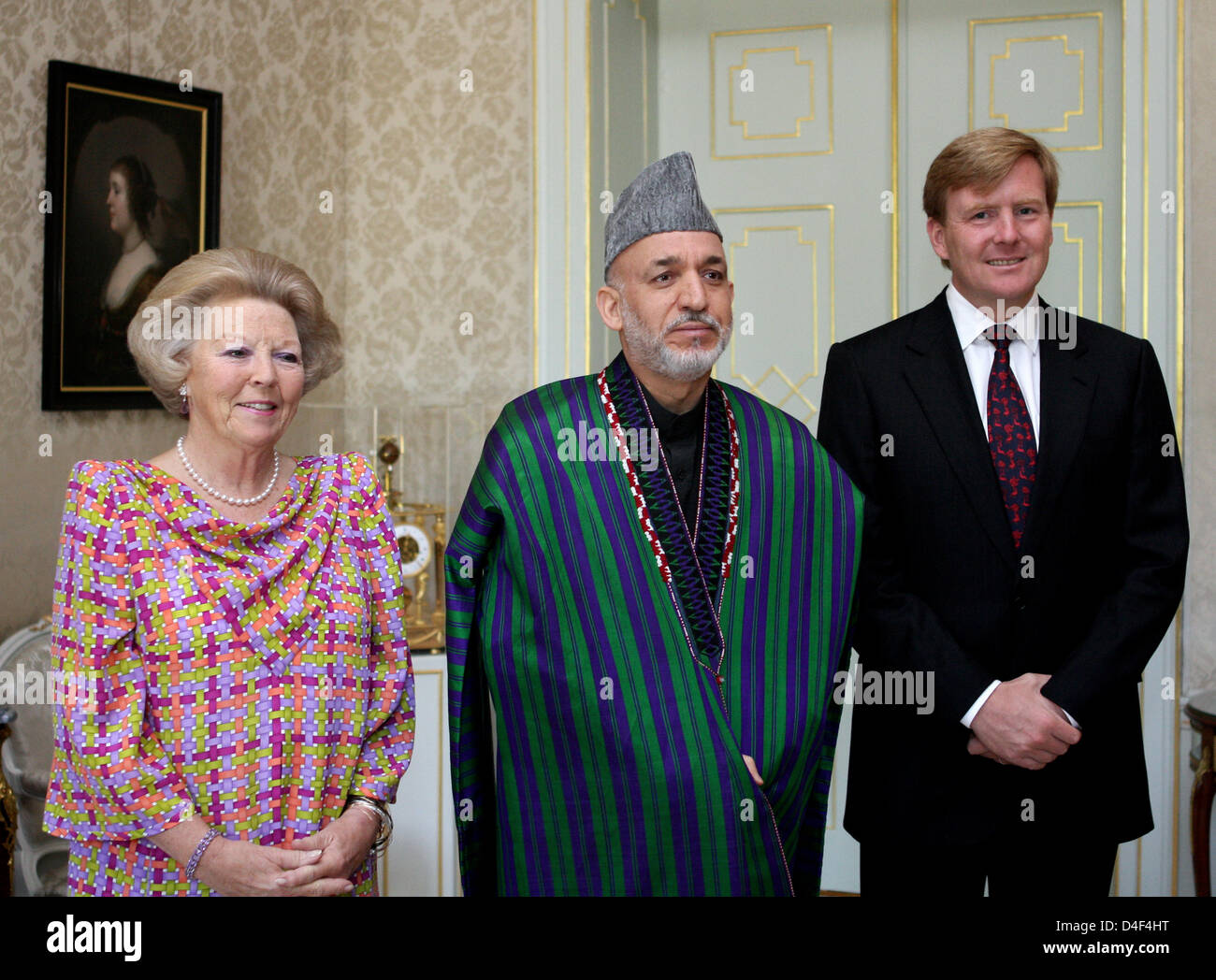 Regina olandese Beatrice pone con il Presidente afgano Hamid Karzai (C) e suo figlio principe Willem-Alexander, durante un ricevimento a Huis ten Bosch Palace all'Aia, Paesi Bassi, 10 giugno 2008. Karzai ha pagato una due giorni di visita di Stato dei Paesi Bassi. Foto: Patrick van Katwijk Foto Stock