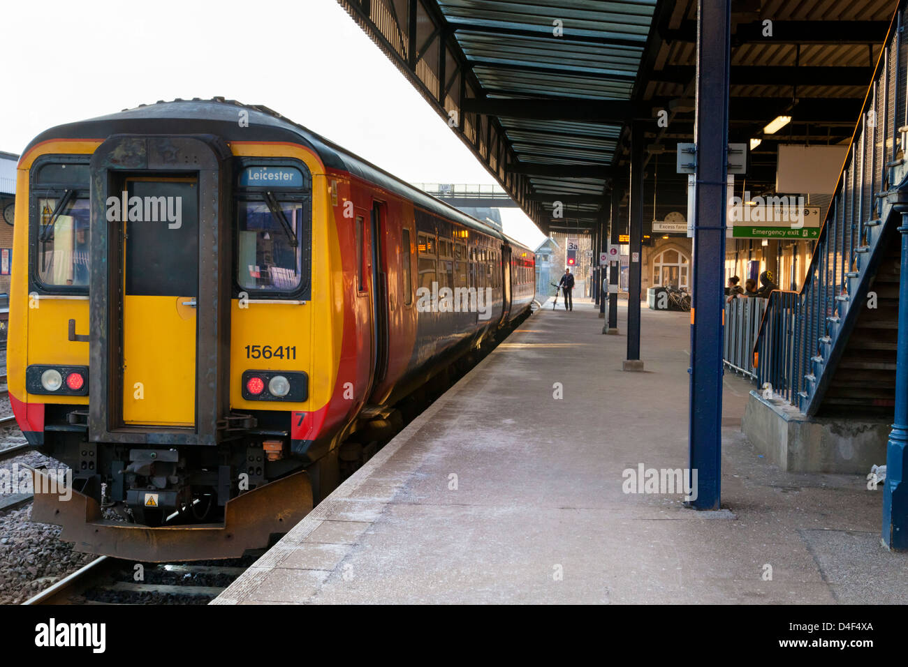 Un East Midlands treni in attesa del treno dalla piattaforma a Lincoln stazione ferroviaria, Lincoln, England, Regno Unito Foto Stock