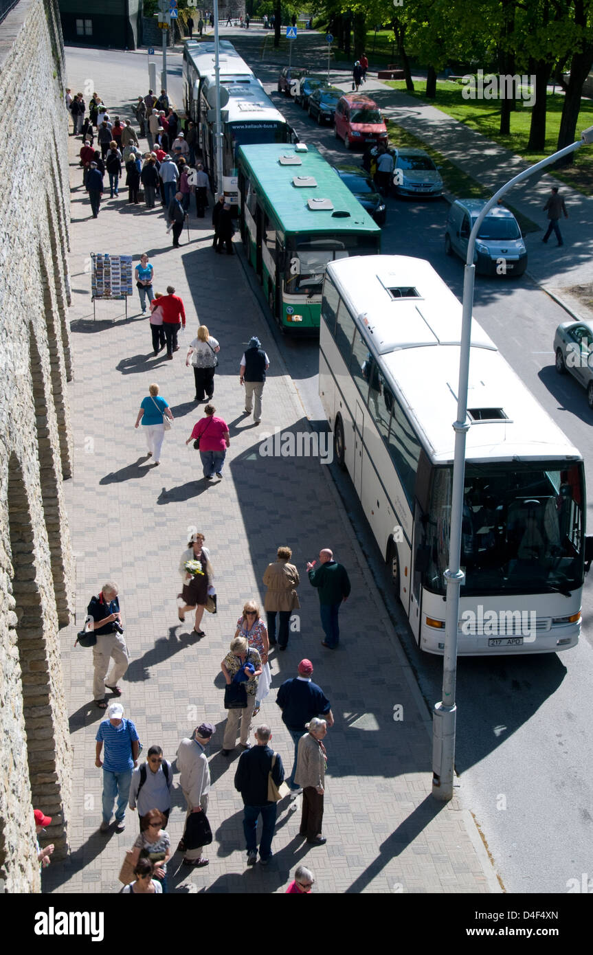 Una flotta di pullman che porta i passeggeri delle navi da crociera a visitare la cattedrale Alexander Nevsky sulla collina Toompea nella città vecchia di Tallinn, Tallinn, Estonia, Foto Stock