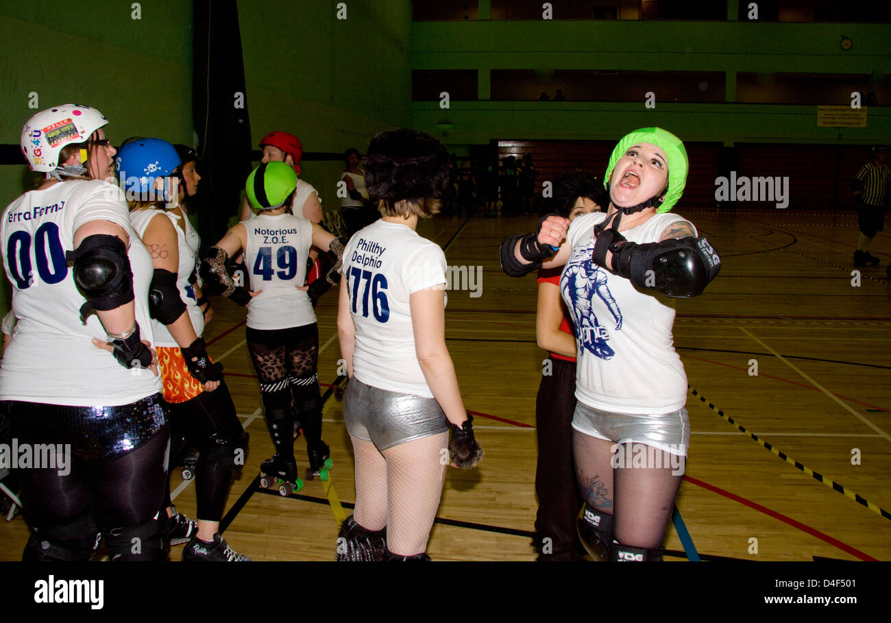 Una donna roller derby mimi skater King Kong tipo battito del petto Foto Stock
