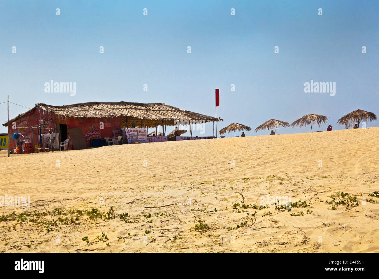 Paesaggio di una spiaggia di sabbia con cibo shack su un generico Calangute beach in Goa India trippers giorno e vacanzieri Foto Stock