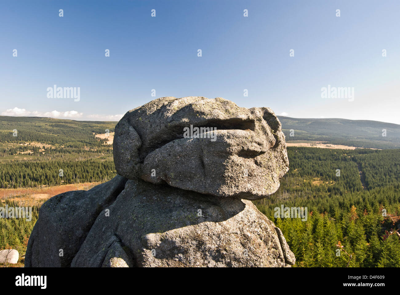 Vista dalla cima del Pytlacke kameny rock formazione su Jizerske hory nella Boemia settentrionale Foto Stock
