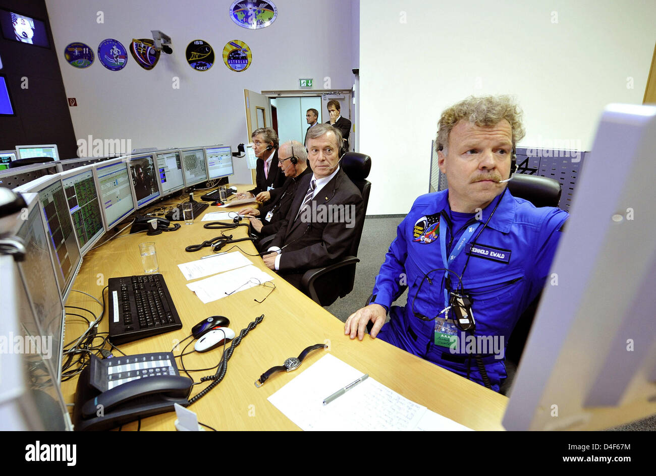 Astronauta tedesco Reinhold Ewald (R) si siede accanto al Presidente tedesco Horst Koehler (2-R) che chat con ISS-astronauti tramite una conferenza live dal controll sala del Centro aerospaziale tedesco (DLR) in Oberpfaffenhofen, Germania, 13 giugno 2008. La Koehler visite Baviera nell' ambito di un sistema di informazione e di incontro di viaggio con i capi missione del corpo diplomatico e international Foto Stock
