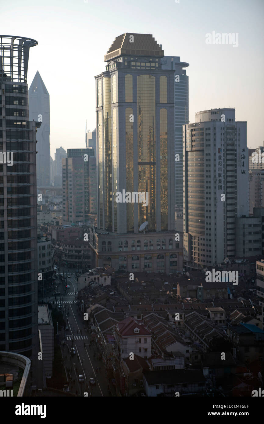 Shanghai grattacielo svettante su piccole case. Foto Stock