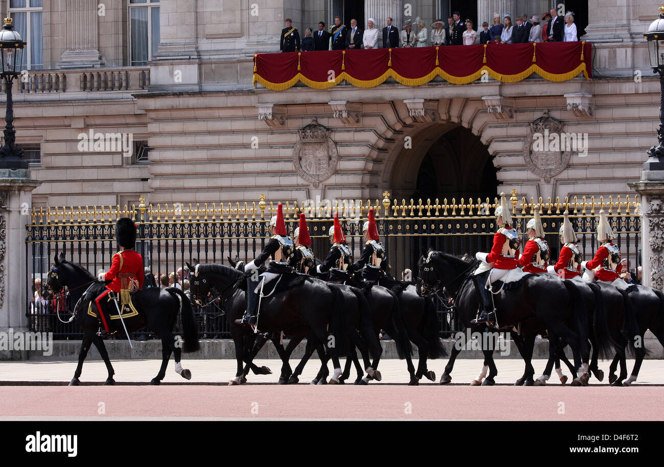 I membri della famiglia reale britannica sul balcone di Buckingham Palace guarda i soldati a cavallo da durante il 2008 Trooping la parata di colori a Londra, Regno Unito, 14 giugno 2008. Il corteo viene tradizionalmente eseguita da reggimenti del Commonwealth e l'Esercito britannico per celebrare la regina il compleanno. Foto: Albert van der Werf (PAESI BASSI) Foto Stock
