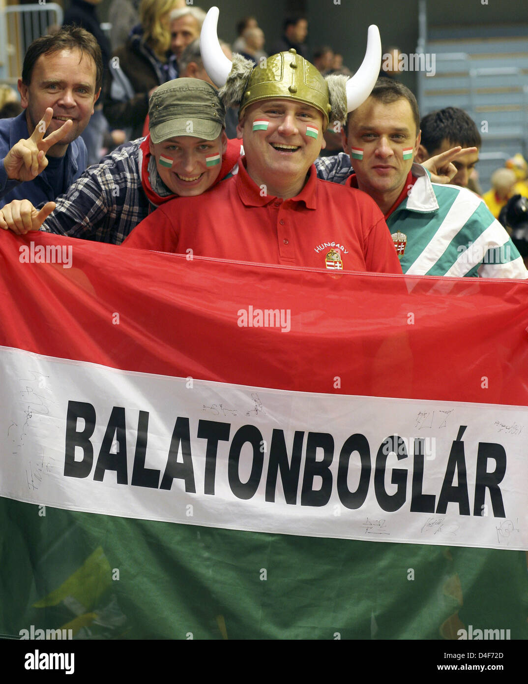Ungherese fan celebrare prima ai Campionati Europei turno preliminare match del gruppo C vs Germania Ungheria a 'Haukelandshalle' in Bergen, Norvegia, 19 gennaio 2008. Foto: Jens Wolf Foto Stock