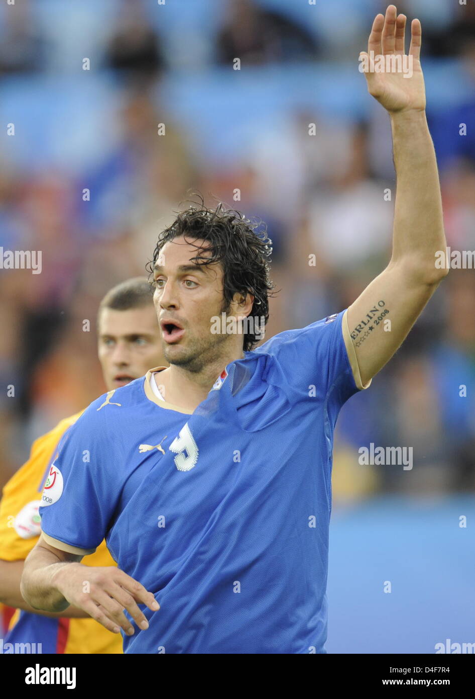 Luca Toni dell'Italia durante UEFA EURO 2008 gruppo C turno preliminare match tra Italia e Romania al Letzigrund a Zurigo, Svizzera, 13 giugno 2008. Foto: Peter Kneffel dpa +++###dpa###+++ Foto Stock