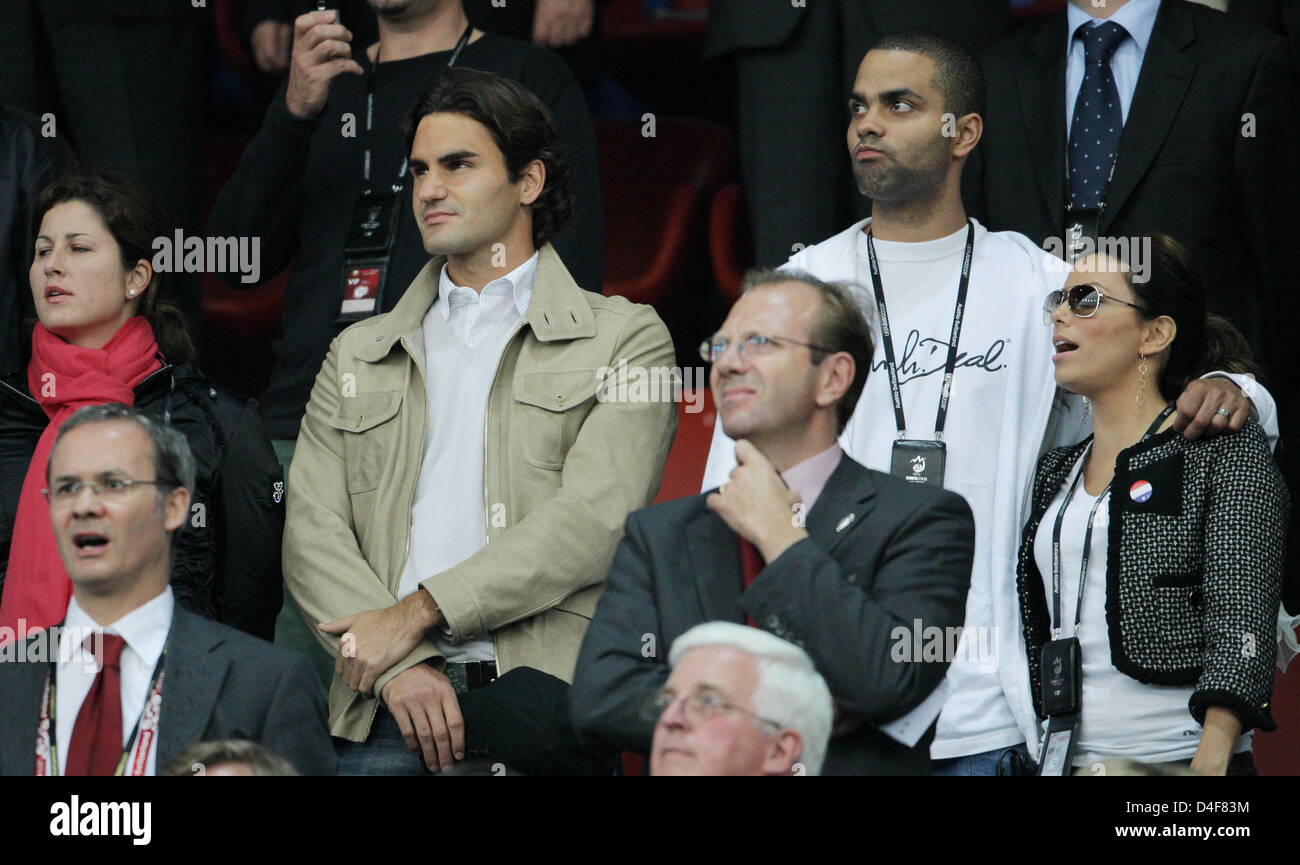 Giocatore di tennis Roger Federer (2 L) la sua ragazza la zattera Vavrinec (L), Francese del giocatore di basket Tony Parker e il suo wive attrice Eva Longoria (R) prima di UEFA EURO 2008 gruppo C turno preliminare match tra Francia e Italia al Letzigrund a Zurigo, Svizzera, 17 giugno 2008. Foto: Ronald Wittek dpa +si prega di notare che la UEFA restrizioni particolarmente in merito alla diapositiva sh Foto Stock