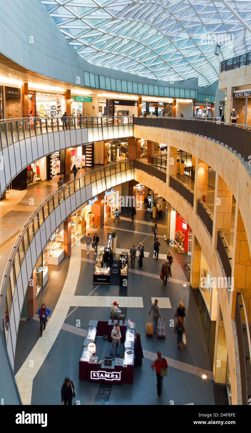 Varsavia, Polonia, il complesso shopping Golden terrazze (Zlote Tarasy), il più grande centro commerciale in Polonia Foto Stock
