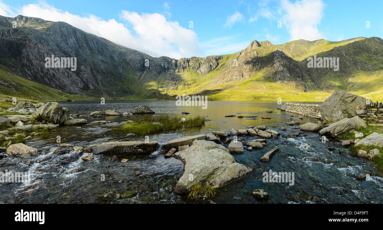 Panorama di Cwm Idwal Snowdonia con picchi di Glyder Fawr a sinistra e Y Garn sulla destra, Devil's cucina nel centro Foto Stock