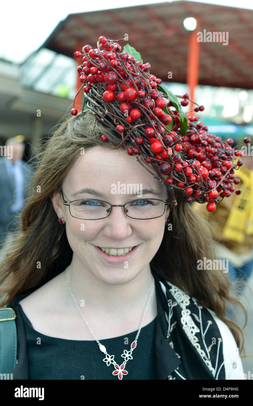 Cheltenham, Regno Unito. 13 marzo 2013. Immagine mostra:Ladies giorno moda al giorno 2, Signore giorno Cheltenham Festival 2013 . Credito: Jules annan / Alamy Live News Foto Stock