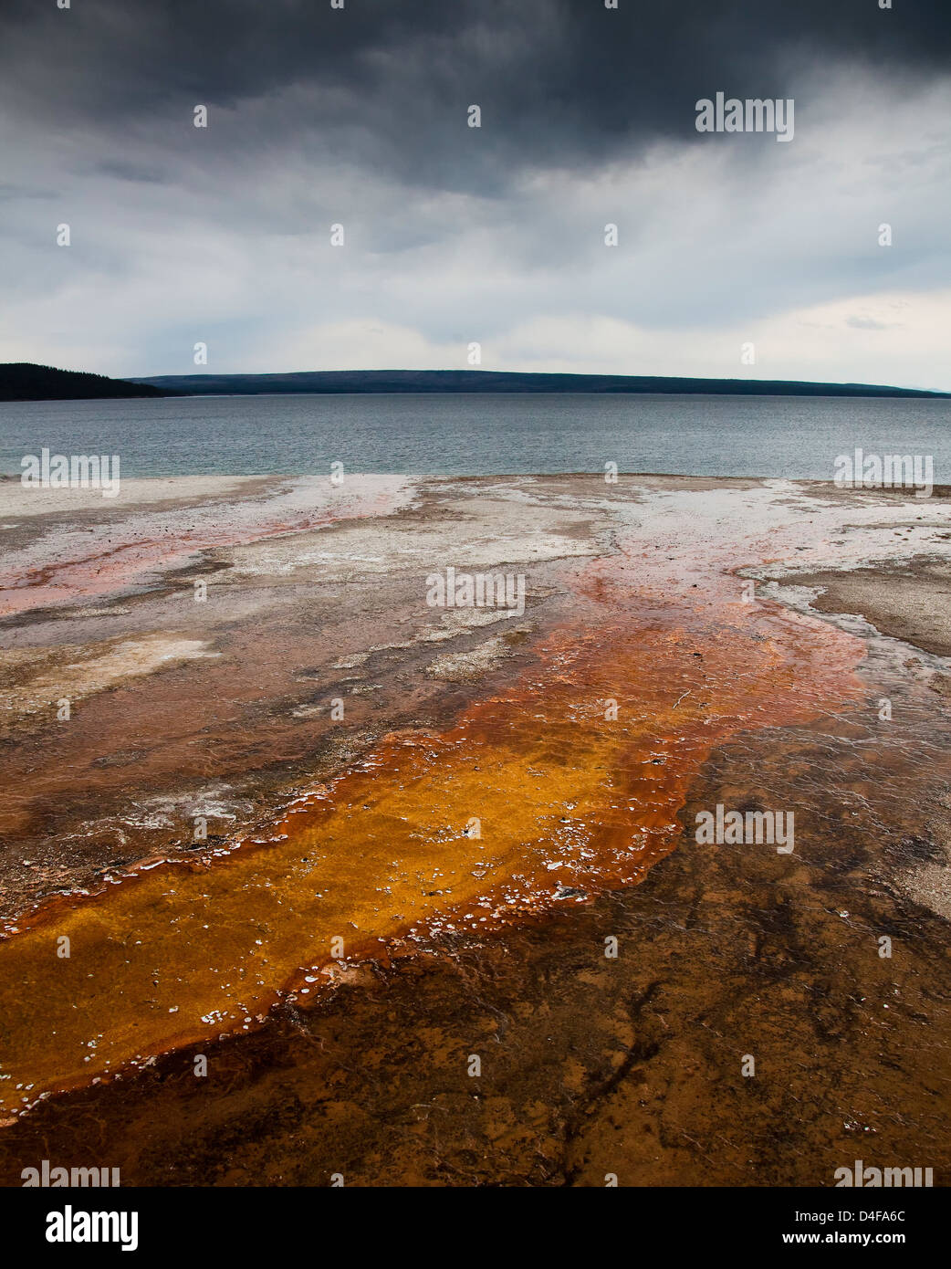 Formazioni di roccia sotto il cielo nuvoloso Foto Stock