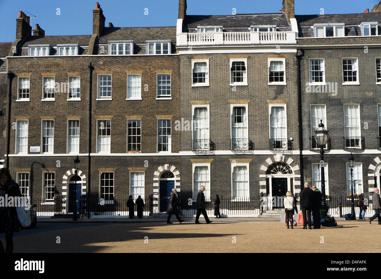 Edifici sul lato nord di Bedford Square nel quartiere di Bloomsbury a Londra. Foto Stock