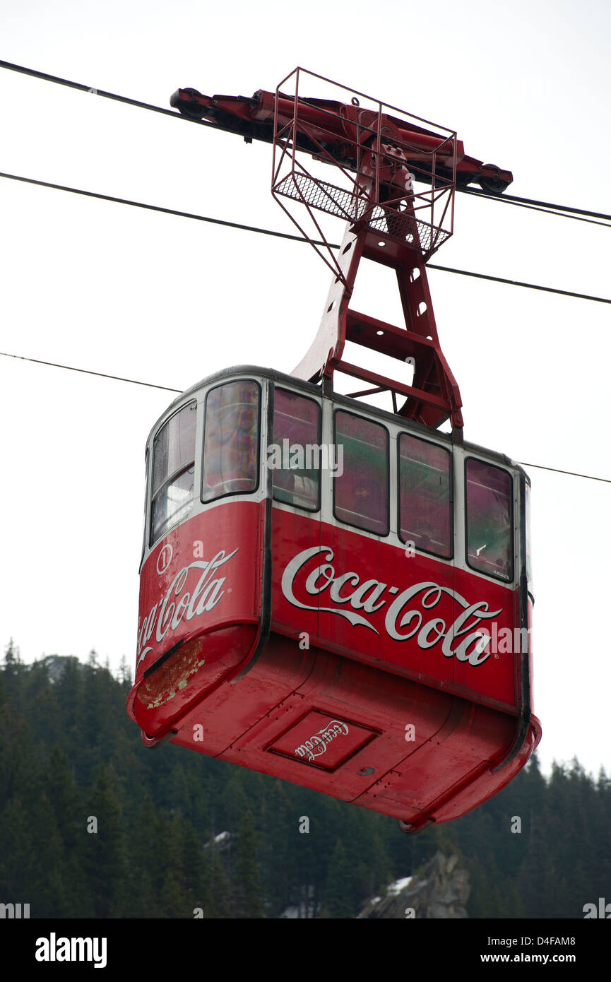 Il vecchio Coca-cola Funivia che trasporta persone di Balea Lac e l'hotel di ghiaccio sulle montagne dei Carpazi, Transilvania, Romania Foto Stock
