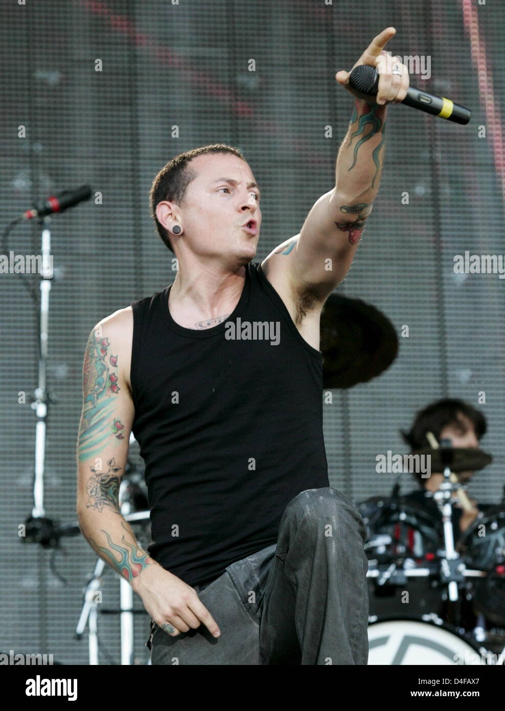 Chester Bennington di noi banda "Linkin Park' esegue all'inizio del loro tour a 'Reitstadium" a Monaco di Baviera, Germania, 21 giugno 2008. Oltre a Monaco di Baviera la band suonerà anche a Berlino e Dusseldorf. Foto: Matthias Schrader Foto Stock