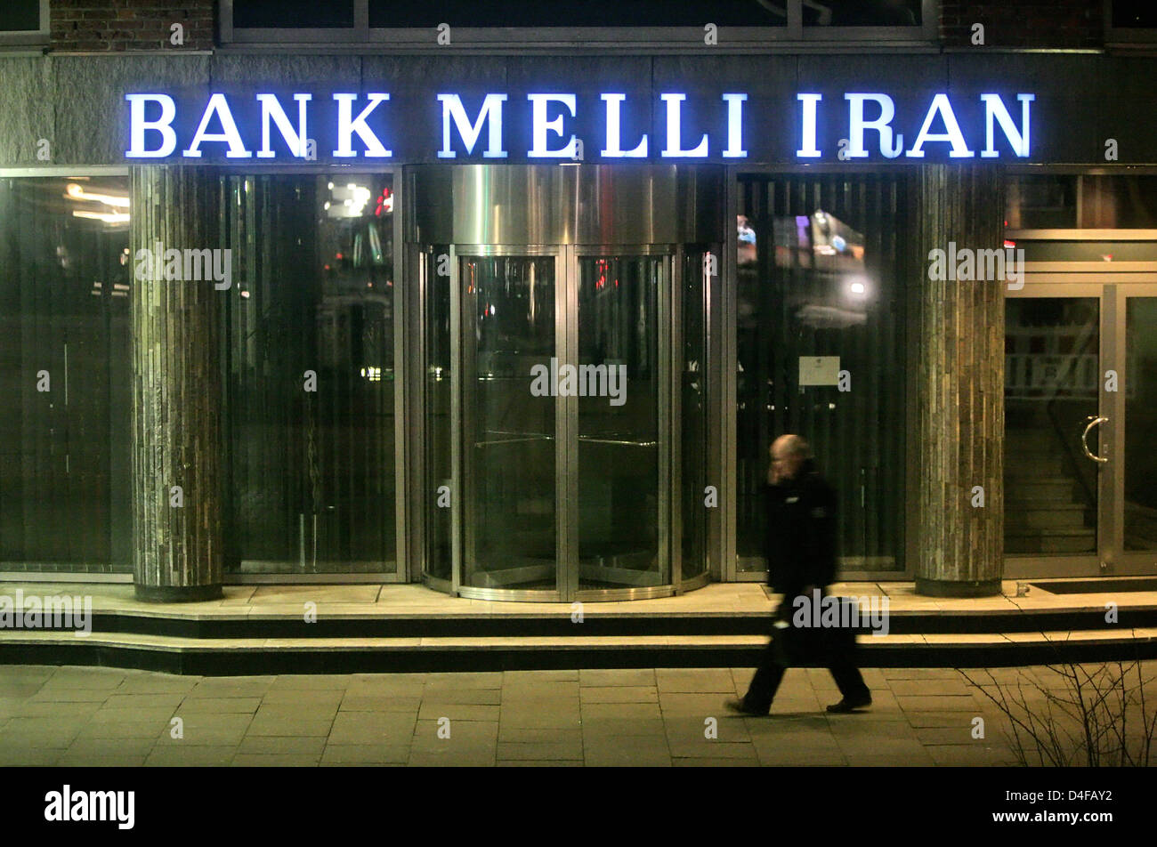 Un uomo che passa una filiale di-iraniano basato major bank bank Melli Iran ad Amburgo, Germania, 10 gennaio 2008. La banca, con 3.000 filiali e circa 45.000 dipendenti l'Iran più grande banca commerciale è completamente di proprietà di stato iraniano. Nell' ambito delle misure delle Nazioni Unite volti a convincere l'Iran di uscire il suo programma nucleare, ministri dell'UE hanno concordato il 23 giugno 2008 sanctio Foto Stock