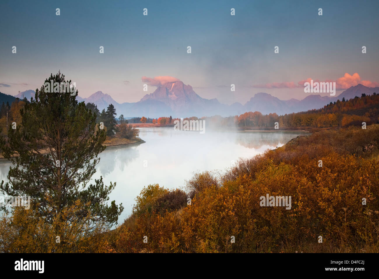 La nebbia oltre il fiume nel paesaggio rurale Foto Stock
