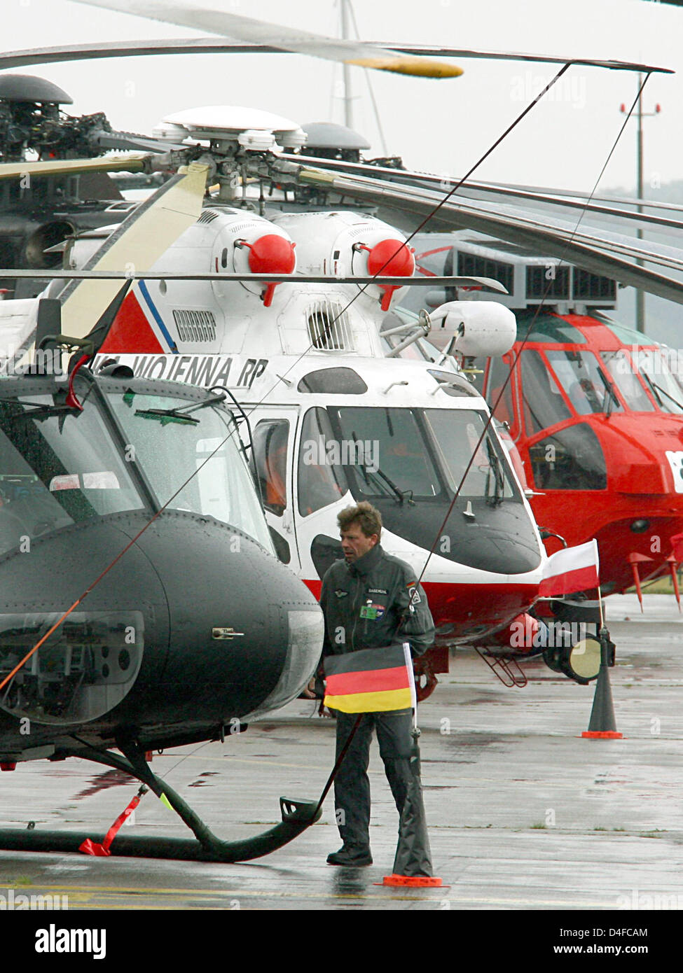 Elicottero di salvataggio da Polonia e Inghilterra e la Lituania (L-R) sono raffigurati in aviazione navale squadron (MFG) 5 in Kiel, Germania, 27 giugno 2008. MFG ha per la sesta volta invitati al più grande del mondo di Salvataggio in elicottero riunione "Kiel-Week SAR-Incontrare". Finora, undici paesi hanno confermato la loro presenza, come molti come mai prima. La riunione in elicottero deve migliorare lo scambio di ex Foto Stock