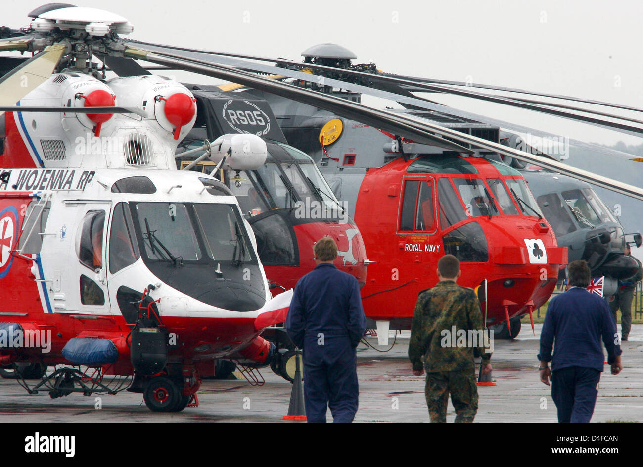 Elicottero di salvataggio dalla Polonia, Belgio e Inghilterra (L-R) sono raffigurati in aviazione navale squadron (MFG) 5 in Kiel, Germania, 27 giugno 2008. MFG ha per la sesta volta invitati al più grande del mondo di Salvataggio in elicottero riunione "Kiel-Week SAR-Incontrare". Finora, undici paesi hanno confermato la loro presenza, come molti come mai prima. La riunione in elicottero deve migliorare lo scambio di expe Foto Stock