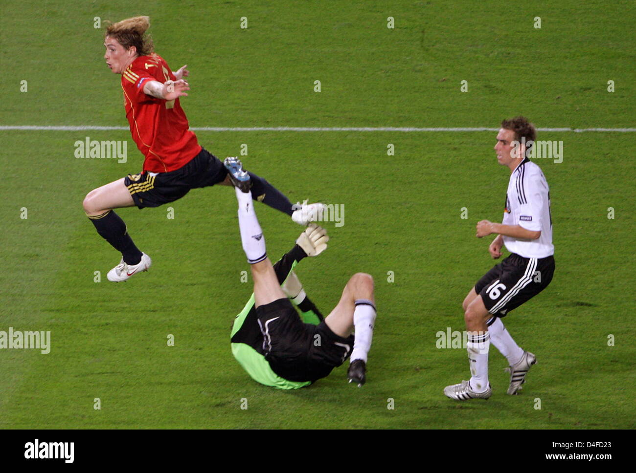 Fernando Torres di Spagna segue le sfere per l'obiettivo mentre il punteggio 1-0 per la sua squadra contro il portiere tedesco Jens LEHMANN durante UEFA EURO 2008 partita finale tra la Germania e la Spagna a Ernst Happel stadium di Vienna (Austria), 29 giugno 2008. Foto: Oliver Berg dpa +si prega di notare che la UEFA restrizioni particolarmente in materia di proiezioni di diapositive e 'No Mobile Services"+ +++(c) dpa Foto Stock