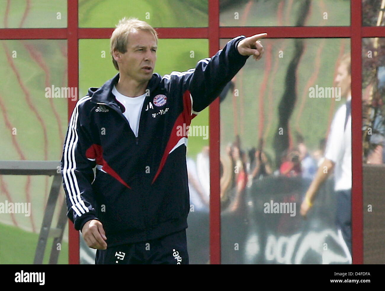 Il nuovo allenatore del FC Bayern Monaco, Juergen Klinsmann, gesti durante la sua prima sessione di prove libere sul suo nuovo club di Monaco di Baviera, Germania, il 30 giugno 2008. Foto: Matthias Schrader Foto Stock