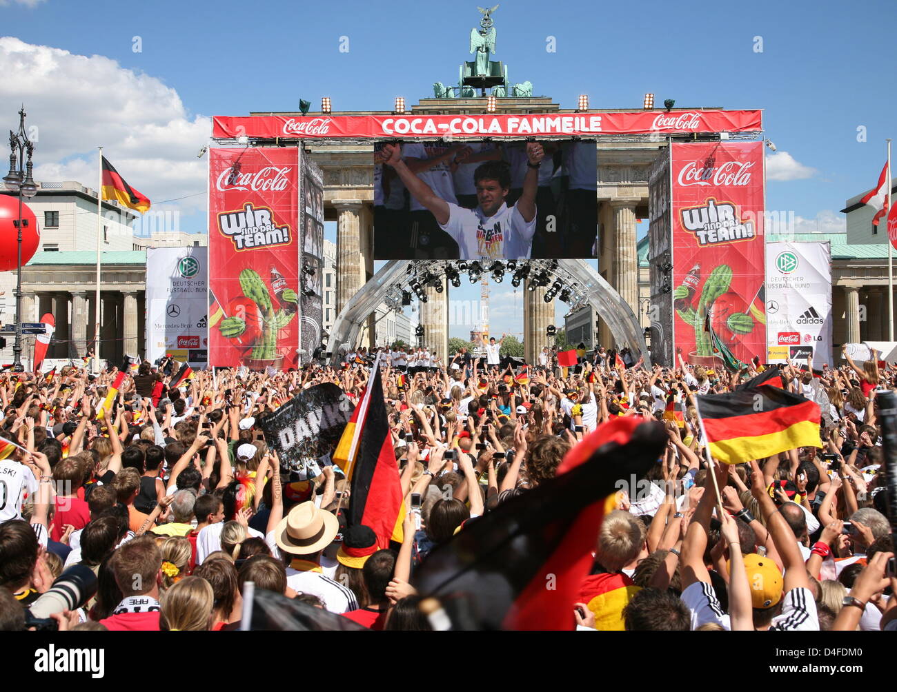 Michael Ballack, Kapitän der deutschen Fußball-Nationalmannschaft, feiert am Montag (30.06.2008) auf der Fanmeile in Berlin mit den fan. Am Abend zuvor unterlag Deutschland im Finale der Europameisterschaft dem Team spanischen mit 0:1. Foto: Rainer Jensen dpa/lbn +++###dpa###+++ Foto Stock