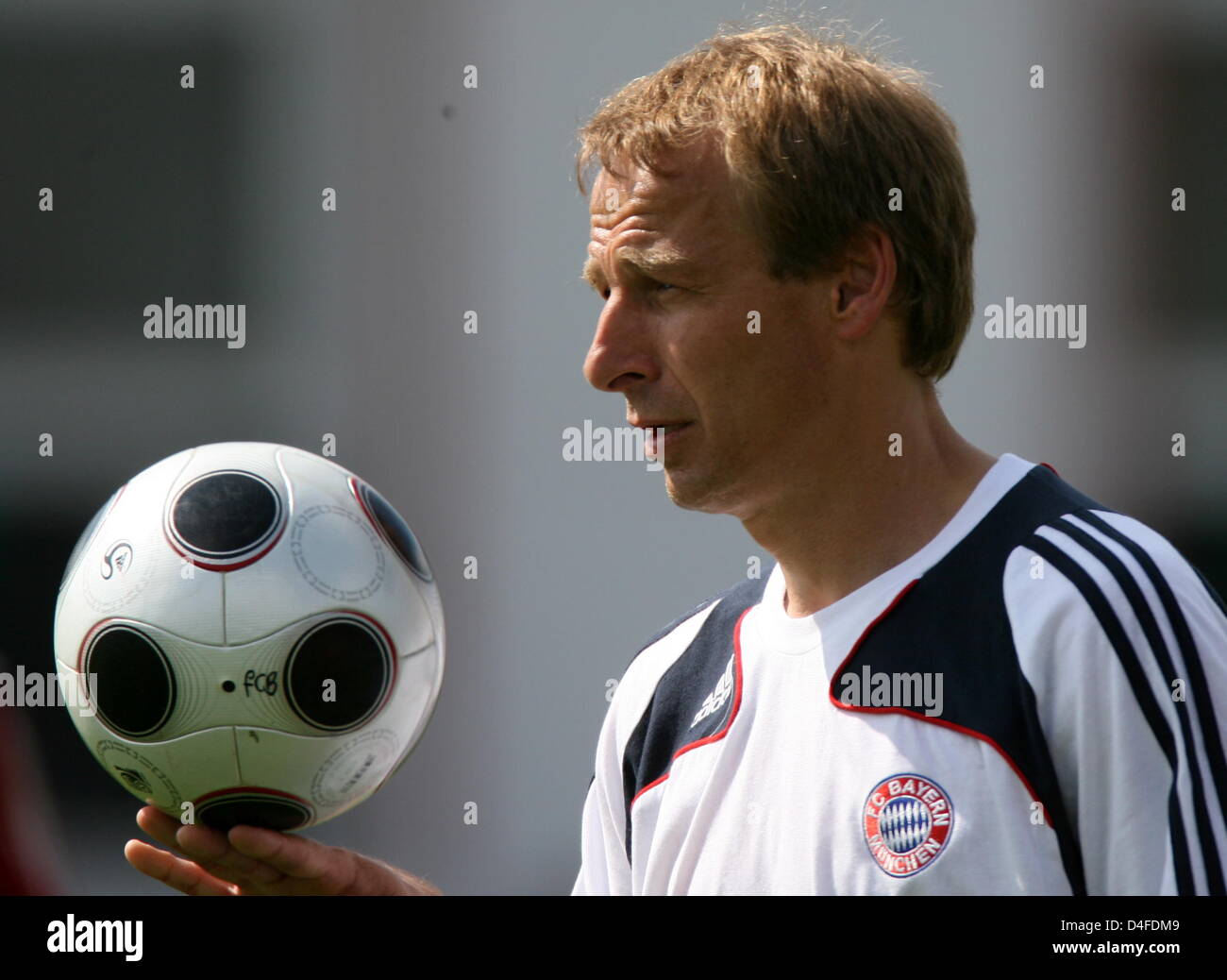 Juergen Klinsmann, nuovo allenatore del FC Bayern Monaco, visto durante il club - la prima sessione di prove libere prima della stagione 2008/2009 a Monaco di Baviera, Germania, il 30 giugno 2008. Foto: Frank Leonhardt Foto Stock