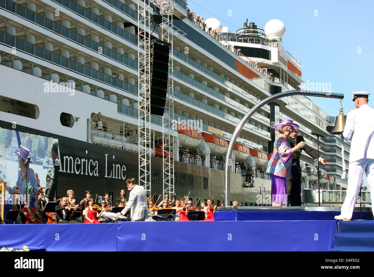 La regina Beatrice dei Paesi Bassi (3-R) è raffigurato durante il battesimo della nave di crociera MS Eurodam, la nave più recente della Holland America Line, a Rotterdam, Paesi Bassi, 01 luglio 2008. La nave offre spazio per più di 2000 passeggeri e fu battezzata dalla Regina Beatrice. Foto: Patrick van Katwijk Foto Stock