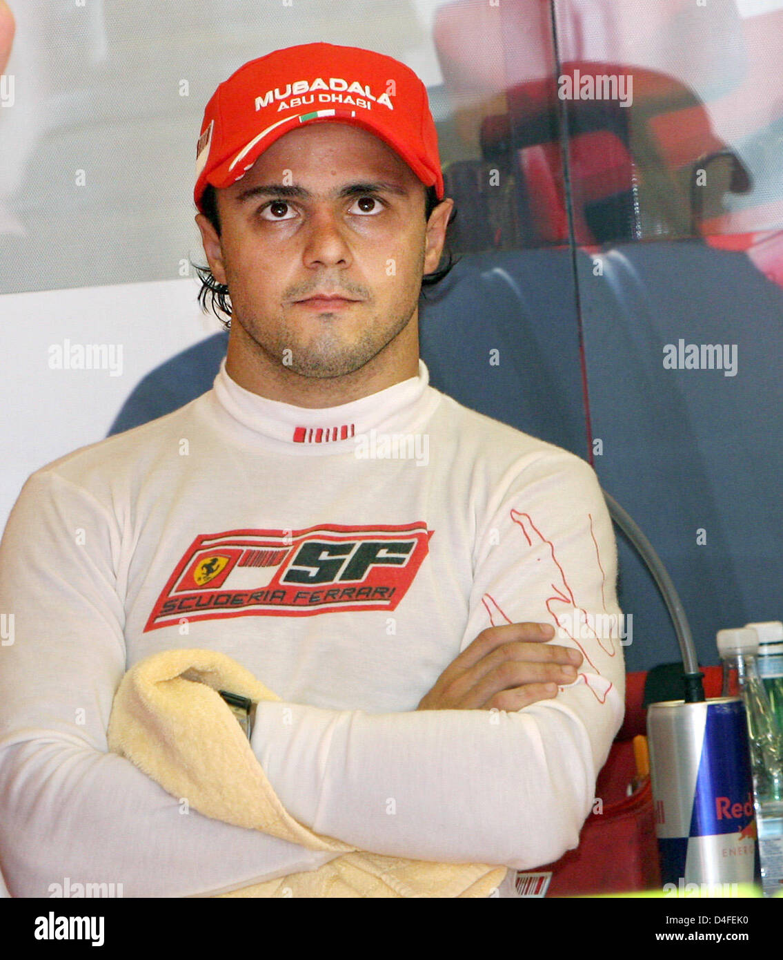 Il brasiliano pilota di Formula Uno alla Ferrari di Felipe Massa è raffigurato nella sua buca dopo la seconda sessione di prove libere del Gran Premio di Formula Uno di Ungheria sul circuito di Hungaroring race track vicino a Budapest, Ungheria, 01 agosto 2008. Il Grand Prix avrà luogo la prossima domenica, 03 agosto 2008. Foto: Carmen Jaspersen Foto Stock