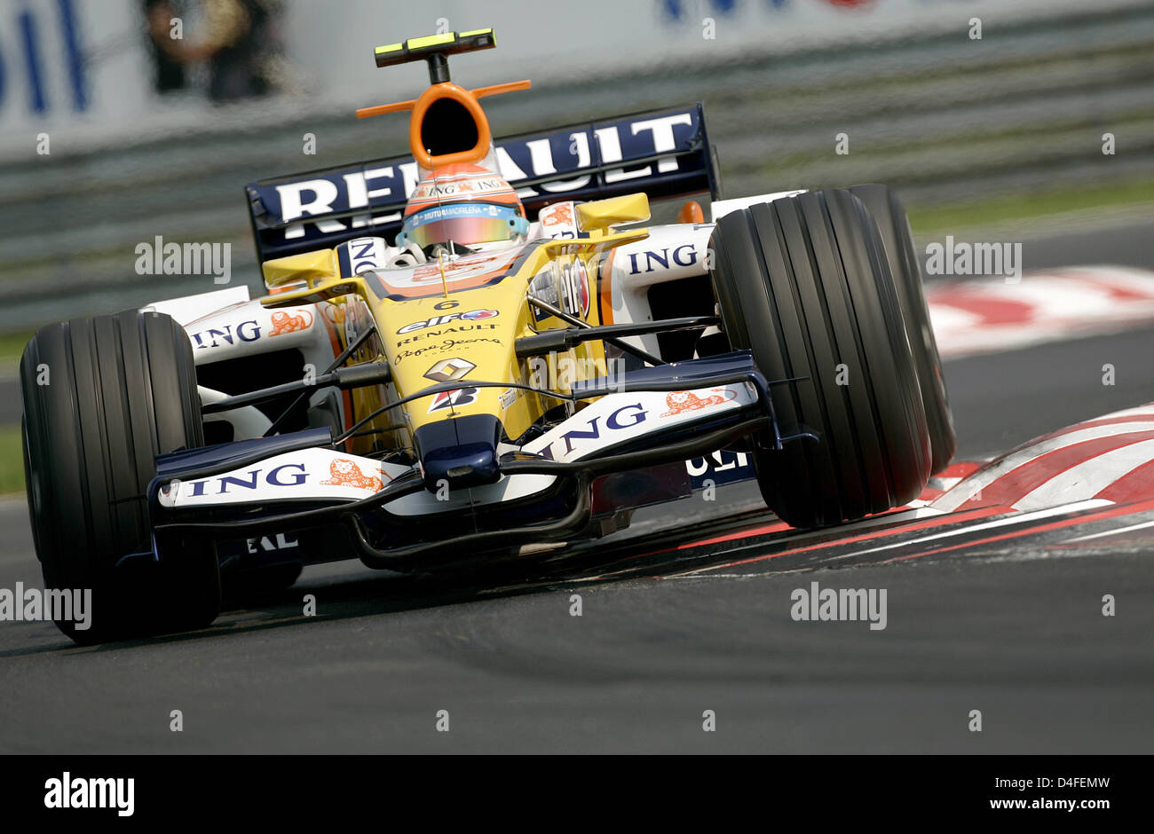 Il brasiliano pilota di Formula Uno Nelson Piquet jr. della Renault dirige la sua auto per un angolo durante la terza sessione di prove per il Gran Premio di Formula Uno di Ungheria sul circuito di Hungaroring race track vicino a Budapest, Ungheria, 02 agosto 2008. Il Grand Prix avrà luogo la prossima domenica, 03 agosto 2008. Foto: Felix Heyder Foto Stock