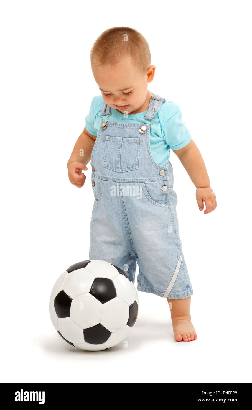 Little Boy giocando con il bianco e nero in pelle palla calcio Foto Stock
