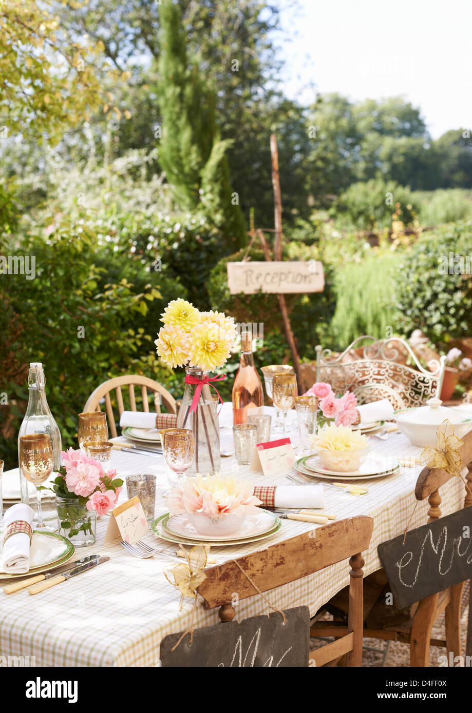 Set tavolo esterno per ricevimento di nozze Foto Stock