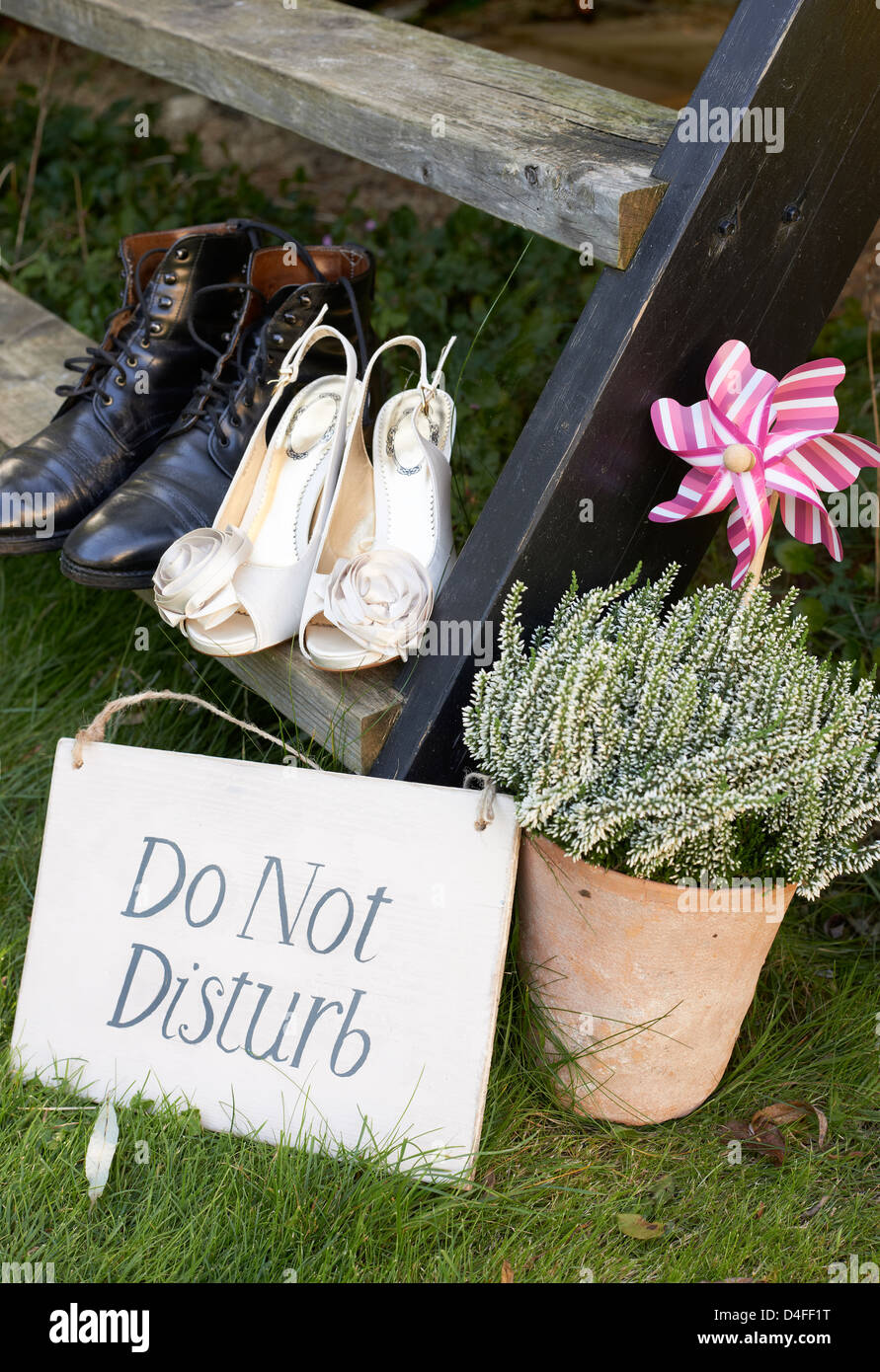 Sposa paio di scarpe con il cartello "non disturbare" Foto Stock