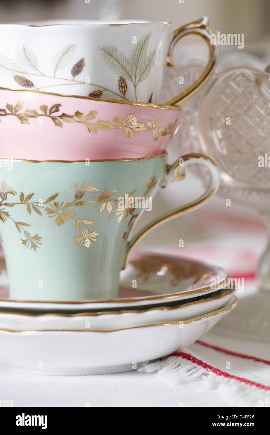 Close up ornato teacups impilati insieme Foto Stock