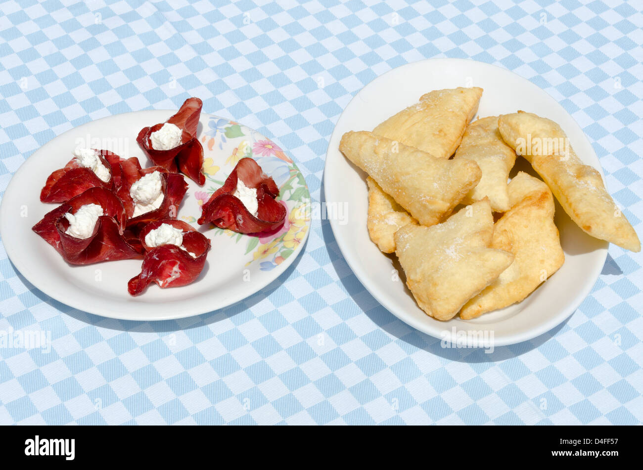 Frittelle di formaggio e bresaola con tovaglia a scacchi Foto Stock