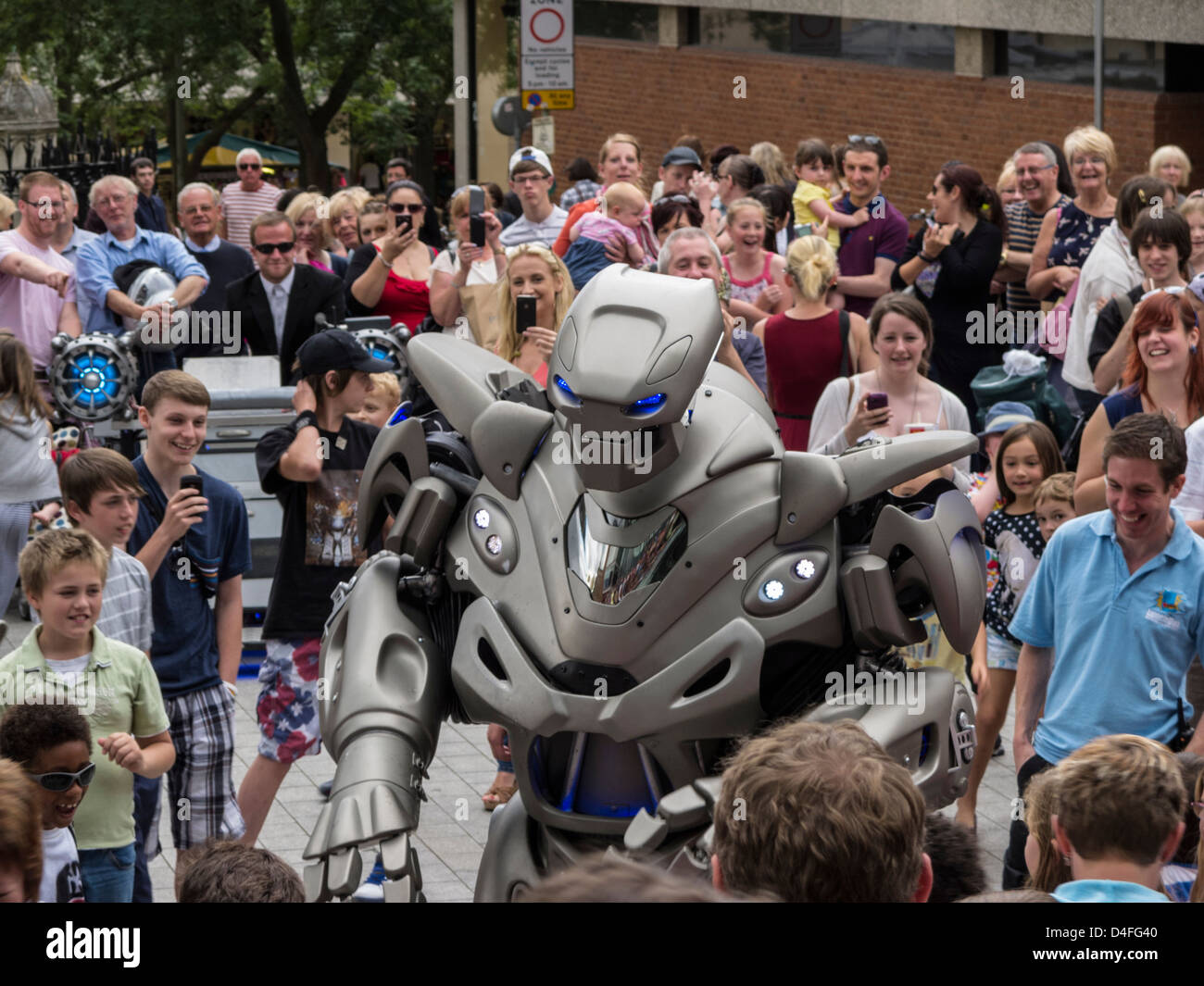 Una folla di persone raccolte intorno Titan il robot esegue presso il Forum di Norwich East Anglia 2012 Foto Stock