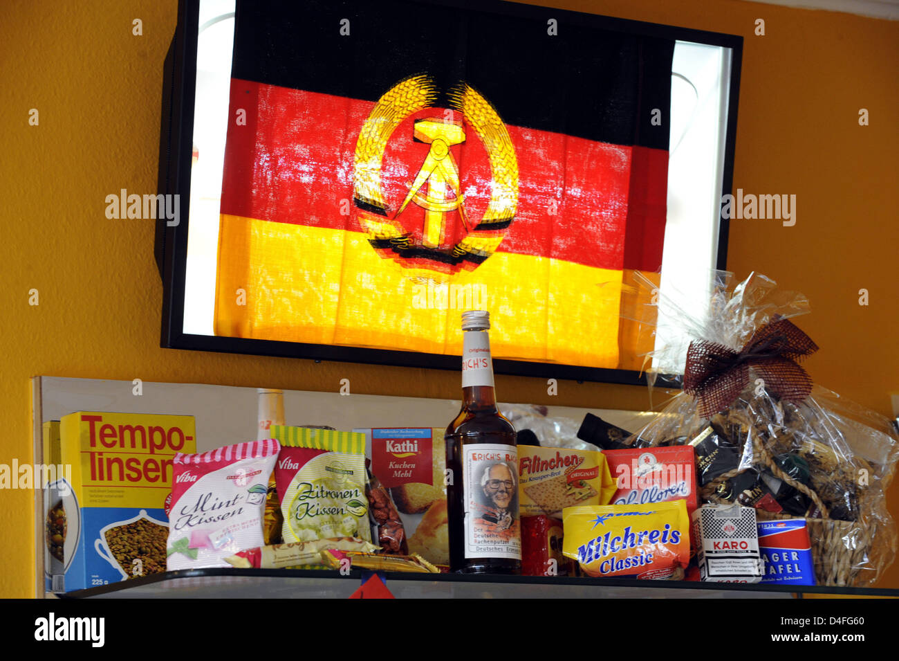 I cimeli del GDR visto su uno scaffale presso il recentemente aperto il ristorante "Zur Firma' nel quartiere berlinese di Lichtenberg, Germania, 29 luglio 2008. 'Zur Firma' ha scelto ex RDT per la sicurezza di stato "Servizio tasi' come la sua 'otto'. Il ristorante serve tedesco orientale 'specialities' ed è situato nel "Normannenstrasse', non lontano dalla ex 'Stasi hanno sede. Foto: Rainer Jensen Foto Stock