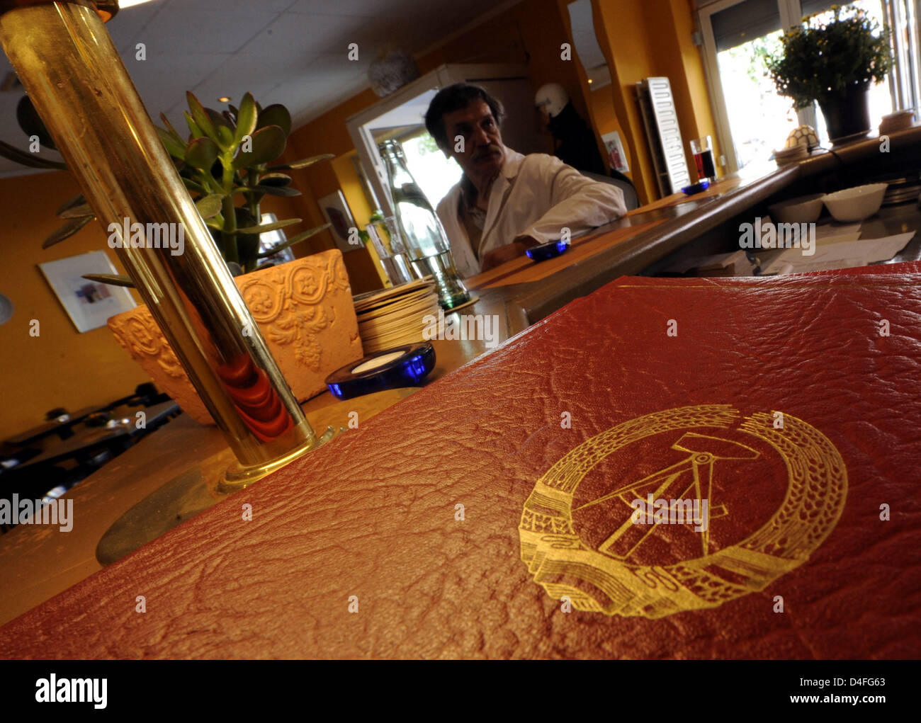 Menù visto internamente il recentemente aperto il ristorante "Zur Firma' in quella di Berlino quartiere Lichtenberg, Germania, 29 luglio 2008. 'Zur Firma' ha scelto ex RDT per la sicurezza di stato "Servizio tasi' come la sua 'otto'. Il ristorante serve tedesco orientale 'specialities' ed è situato nel "Normannenstrasse', non lontano dalla ex 'Stasi hanno sede. Foto: Rainer Jensen Foto Stock