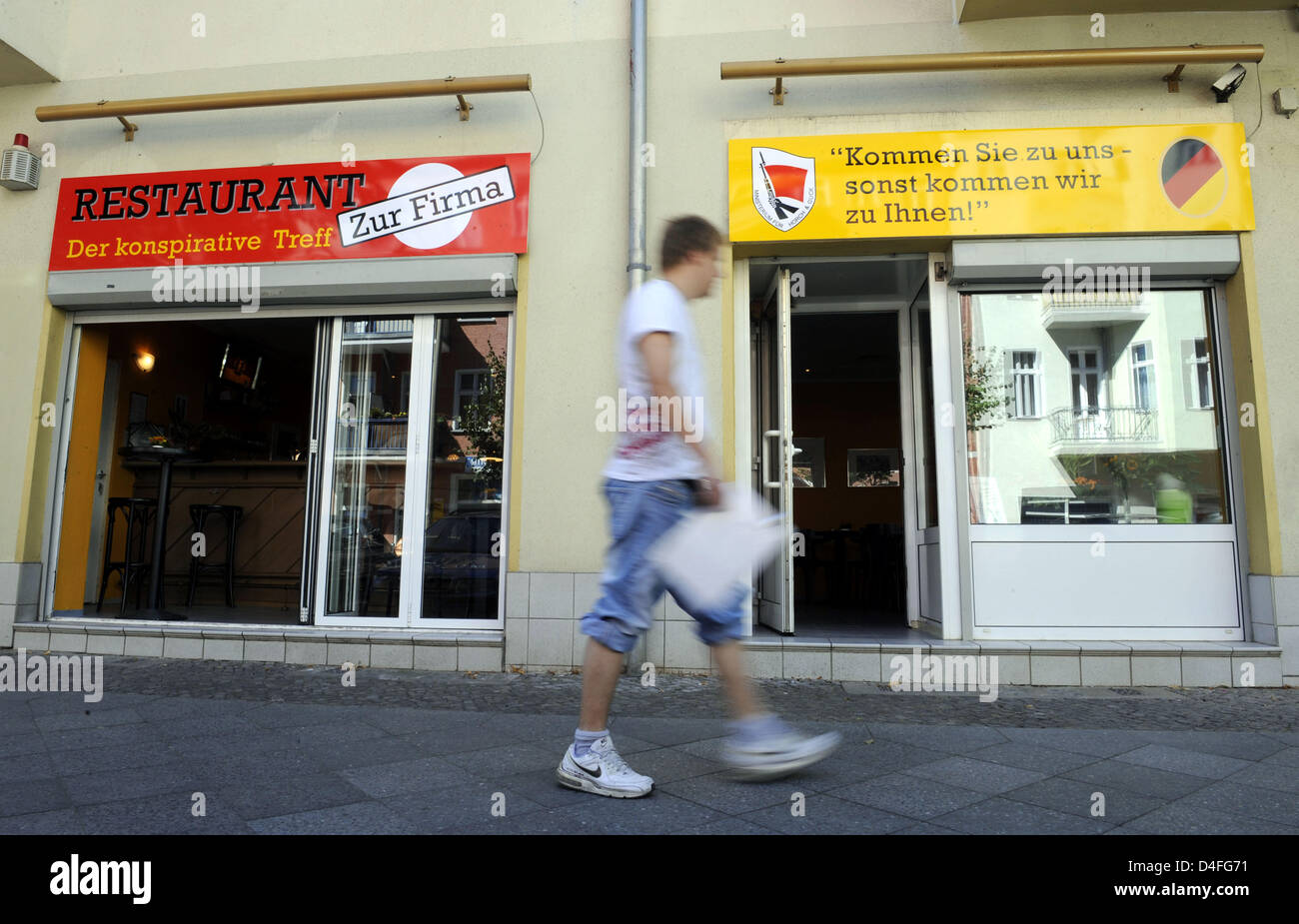 Un segno legge 'Kommen Sie zu uns - sonst kommen wir zu Ihnen!" ("Vieni a trovarci, altrimenti veniamo a te!') fuori il recentemente aperto il ristorante "Zur Firma' a Berlino il quartiere di Lichtenberg, Germania, 29 luglio 2008. 'Zur Firma' ha scelto ex RDT per la sicurezza di stato "Servizio tasi' come la sua 'otto'. Il ristorante serve tedesco orientale 'specialities' ed è situato nel "Normannenstrasse', non lontano Foto Stock