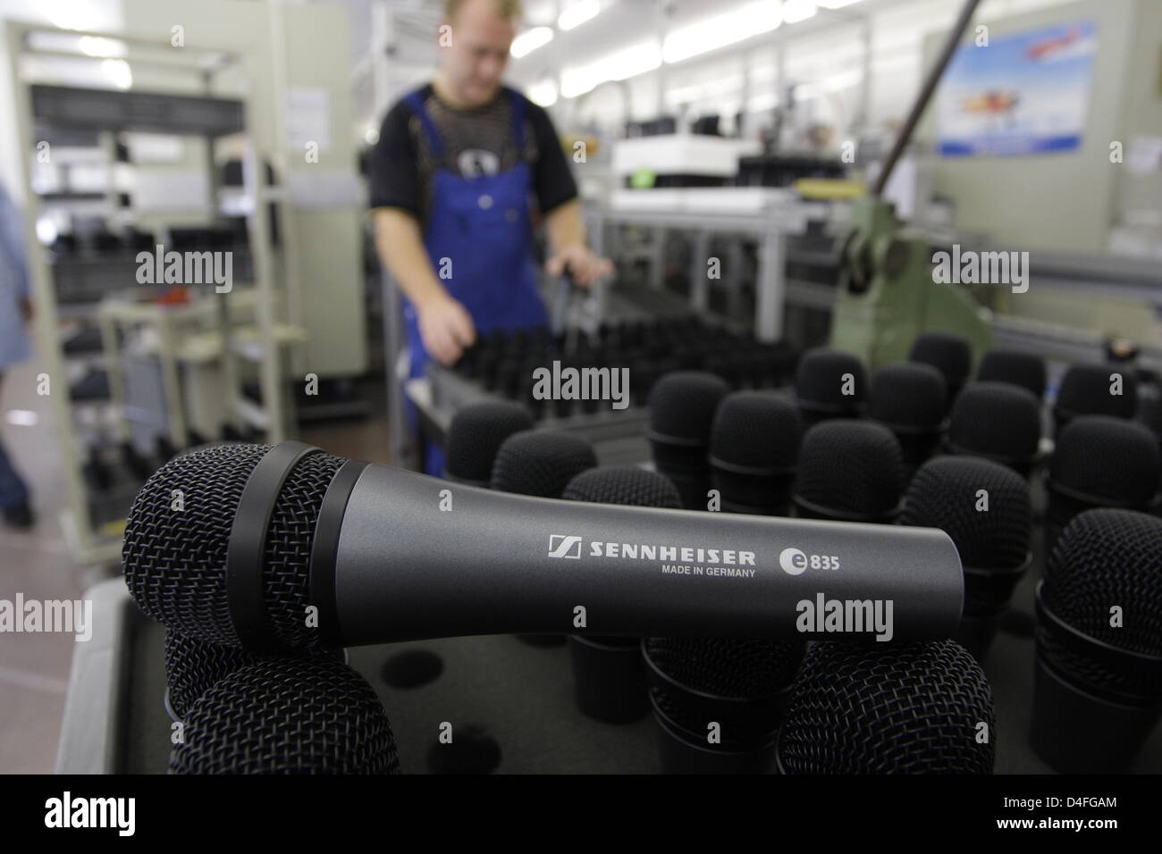 La linea di produzione di 'Sennheiser' microfoni wireless visto presso lo  stabilimento della società in Wedemark, Germania, 1 luglio 2008. Foto:  Peter Steffen Foto stock - Alamy