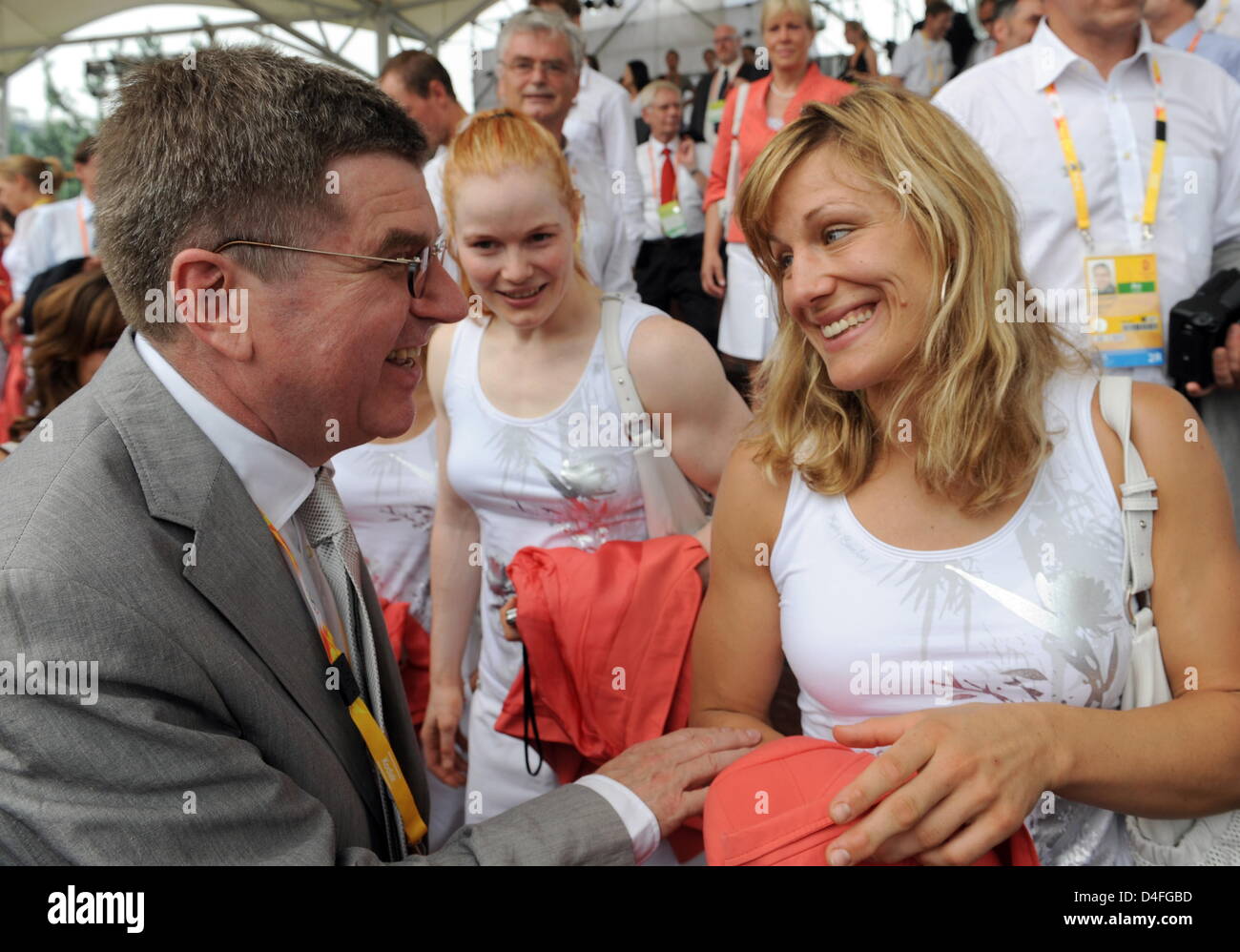 Thomas Bach (L), Presidente del tedesco sport olimpici Confederazione (DOSB) parla tedesco con il judo atleta Anna von Harnier (R) durante la prova per la bandiera olimpica cerimonia nel villaggio olimpico di Pechino, Cina, 5 agosto 2008. Foto: Peer Grimm Foto Stock