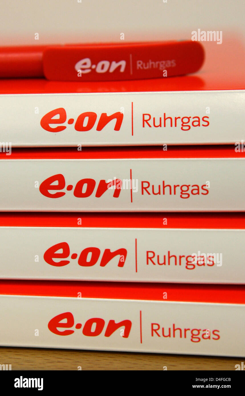 E.ON Ruhrgas documenti nella foto durante una conferenza stampa a Essen, Germania, 05 agosto 2008. Griglia di alimentazione gas company E.ON Ruhrgas quote di un gas naturale liquefatto (GNL) terminale a Rotterdam, Paesi Bassi. Foto: FRANZ-PETER TSCHAUNER Foto Stock