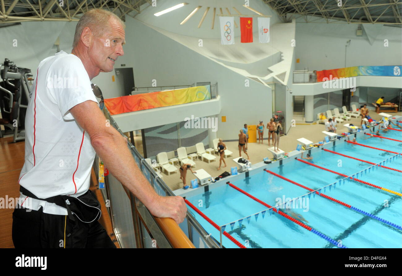 Testa tedesco coach Oerjan Madsen della Norvegia è raffigurato durante la prima sessione di allenamento della nazionale tedesca del team di nuoto nel XXI secolo Piscina prima dei Giochi Olimpici 2008, Pechino, Cina, 06 agosto 2008. Foto: Bernd Thissen (c) dpa - Bildfunk Foto Stock