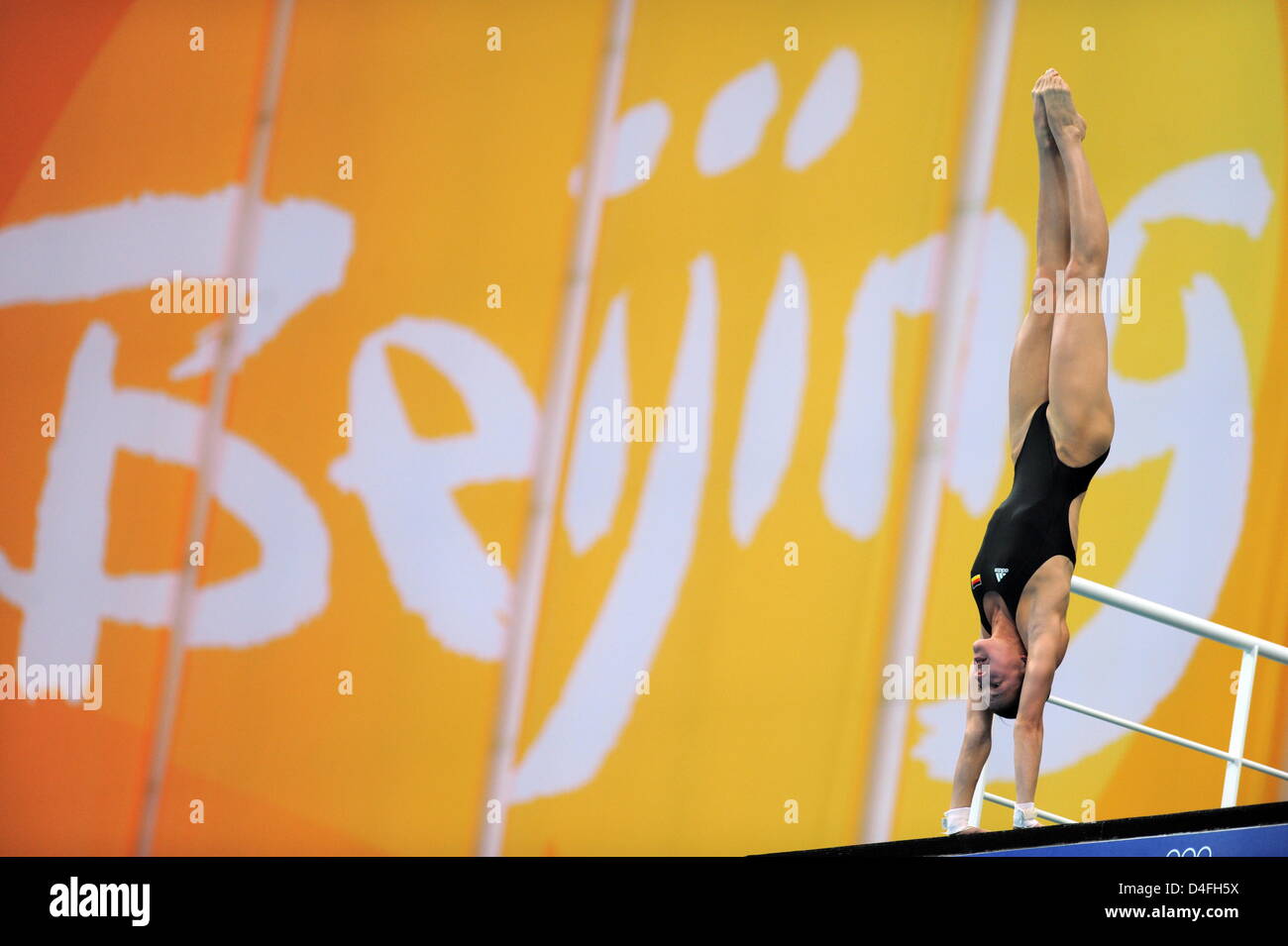 Subacqueo tedesca Christin Steuer esegue su dieci metri di piattaforma durante una sessione di prove libere a livello nazionale Centro Aquautics prima dei Giochi Olimpici di Pechino, Pechino, Cina, 06 agosto 2008. Foto: Bernd Thissen ###dpa### Foto Stock