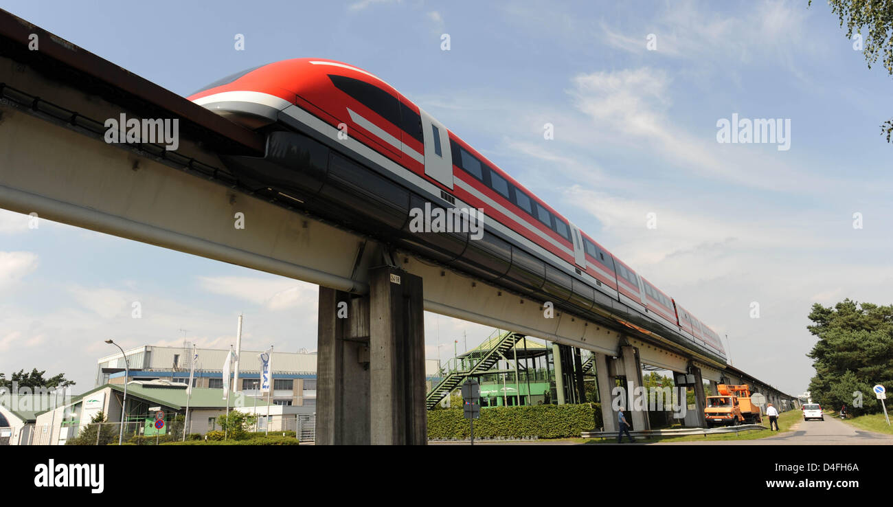 Il nuovo treno maglev Transrapid TR 09 raffigurato su pista di prova in Lathen, Germania, 06 agosto 2008. Due anni dopo il terribile incidente sulla pista di prova, il TR 09 ha effettuato il suo primo test nuovamente su brevi distanze a bassa velocità. Foto: CARMEN JASPERSEN Foto Stock