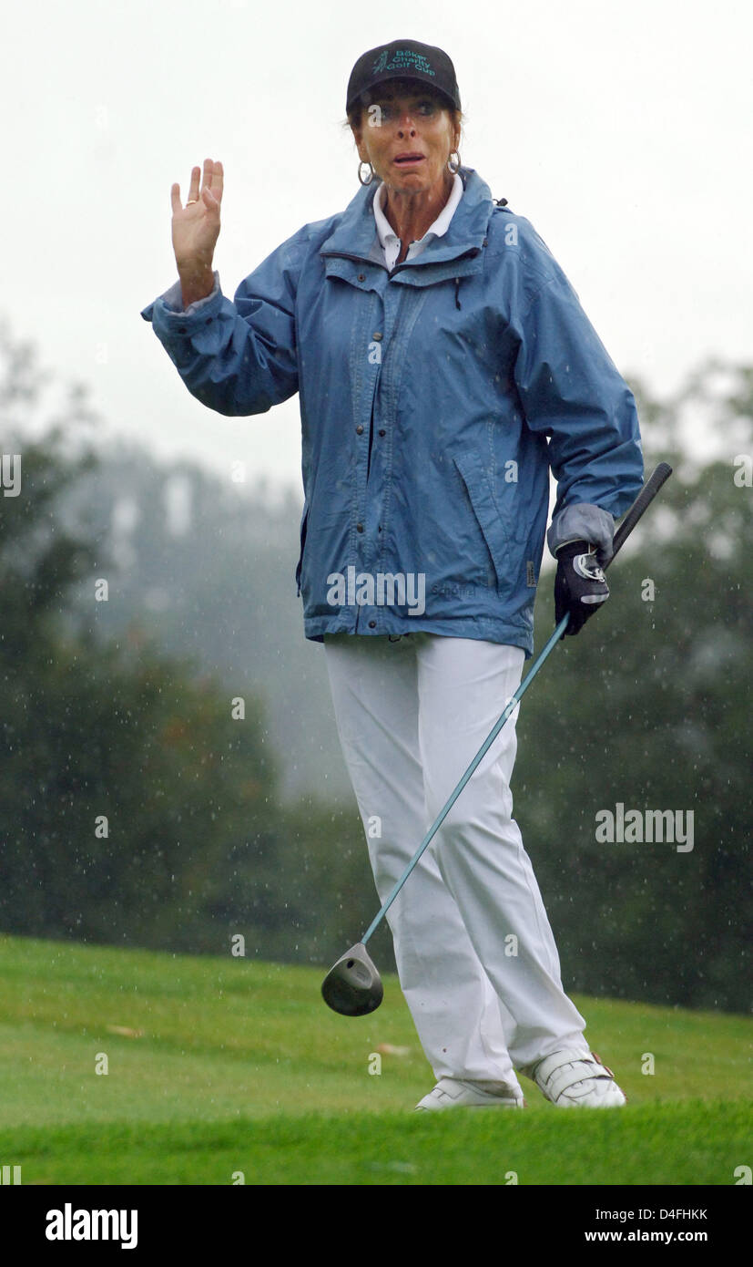 Il cantante Ireen Sheer gesti durante la carità golf tournament a favore del "Franz Beckenbauer fondazione' presso il golf parco dell'hotel 'Seeschloesschen' a Timmendorfer Strand, Germania, 08 agosto 2008. Alcuni 150 ospiti hanno accettato l'invito. Foto: Wolfgang Langenstrassen Foto Stock