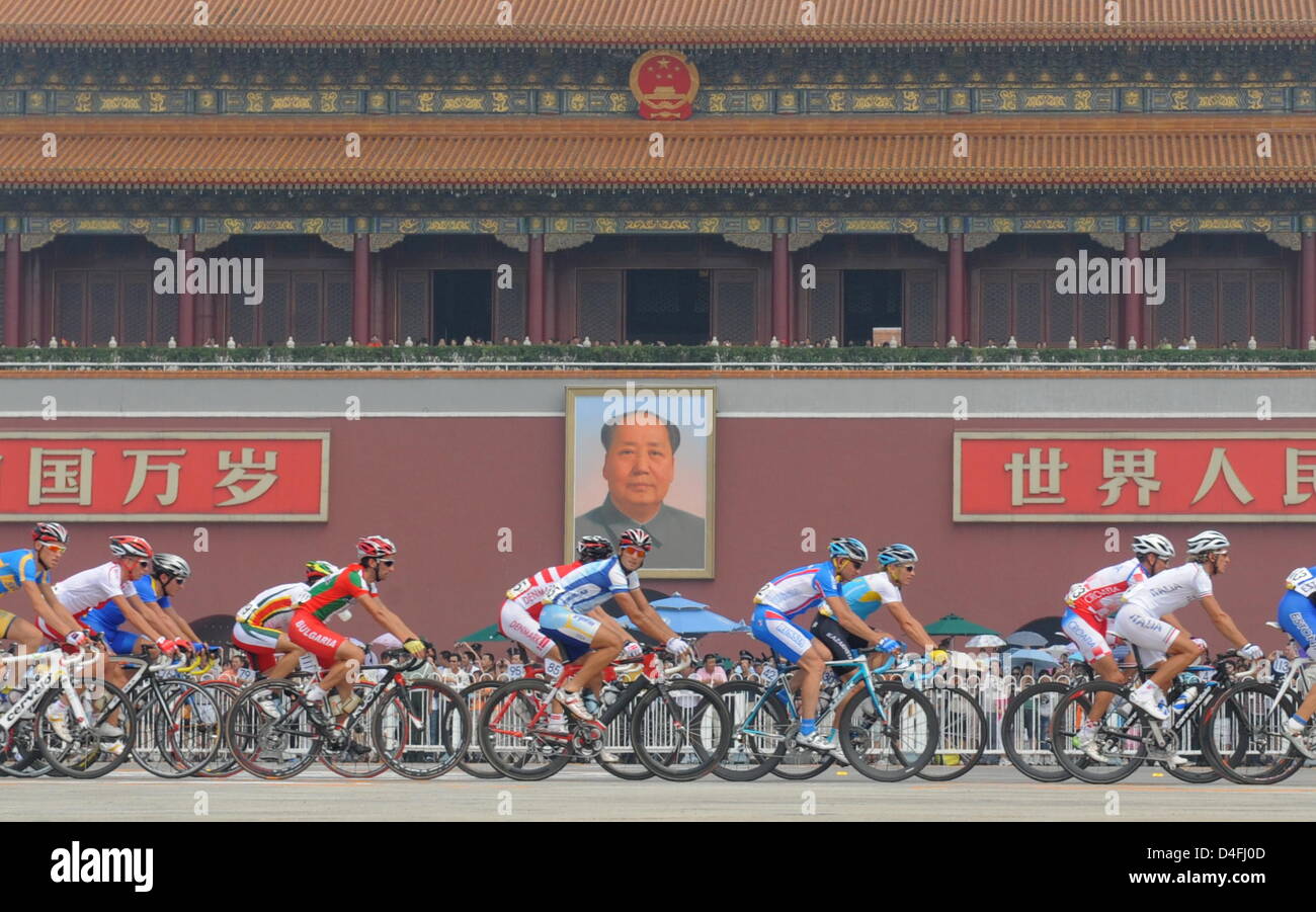 I piloti passare Piazza Tiananman, durante la mens olympic cyling gara a Pechino 2009 Giochi olimpici a Pechino, Cina, 09 agosto 2008. Foto: Bernd Thissen dpa (c) dpa - Bildfunk Foto Stock